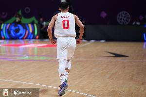 兢兢业业!高诗岩8分钟攻防尽力 三分1中1拿到3分2板1助0失误 配图