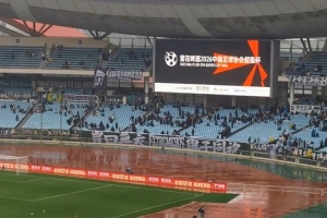 大战一触即发！媒体人社媒晒超级杯现场视频，目前球场还比较空旷 配图