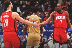 合砍62分！火箭官方赢球海报：杜兰特与申京携手登上封面 配图