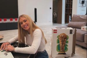 维尼修斯晒照和女友拼“大力神杯”乐高,旁边陈列柜摆放众多奖杯 配图