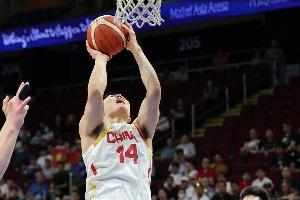 7人轮换VS12人轮换!中国男篮连续两场逆转 我们正在拥抱硬汉篮球 配图