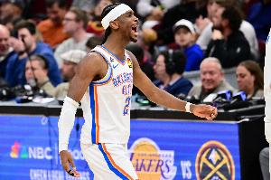 征服客场！亚历山大第四节罚球时 独行侠主场响起MVP呼声 配图