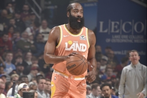 阿特金森:上半场哈登还不是100%状态 但下半场他挺身而出 配图