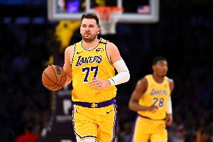 八村塁谈东契奇无敌三分：他专门练过这类投篮 这是他的神奇时刻 配图