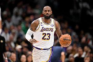 詹姆斯：三分手感和失误都会传染队友 今晚全队都投开了 配图