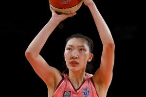 单场连遭神奇绝平&准绝杀！韩旭18分9板6助4帽无奈加时犯满离场 配图