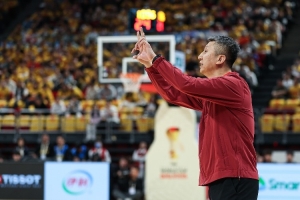 苏群：不完美的中国男篮完成逆转 我们赢在轮换人数多&气势上来了 配图