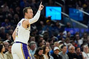 让人放心！肯纳德上半场出战12分钟 5投3中&三分3中2砍下8分 配图