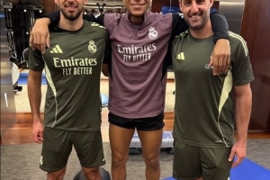 努力康复！姆巴佩晒与体能教练和理疗师合照：全看努力 配图