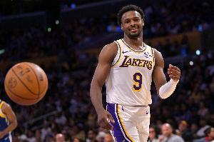 球迷热烈欢呼！布朗尼末节中段登场 命中一记三分还送2助攻！ 配图