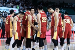 媒体人：中国队防守端再紧一紧 减少失误控制转换丢分 配图