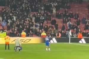 切尔西跟队:其他球员赛后短暂致意就离场,只有詹姆斯仍独自谢场 配图