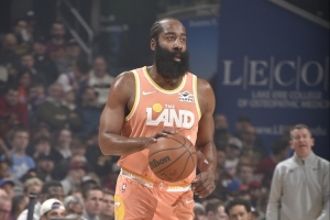 阿特金森：哈登还没完全康复 他总是带伤出战&但是仍然打的很好 配图