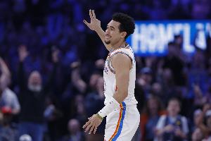 好用！麦凯恩近6场场均仅打19.9分钟贡献13.5分 命中率49/43/92% 配图