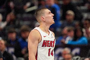 希罗：我每次都强行出手无法帮球队赢球 所以顺其自然跟着节奏走 配图