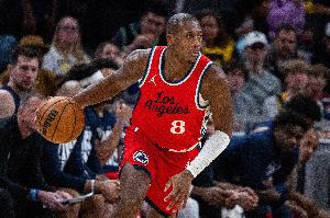 被打到头部回更衣室!克里斯·邓恩5中4高效拿下9分3板4助3断 配图