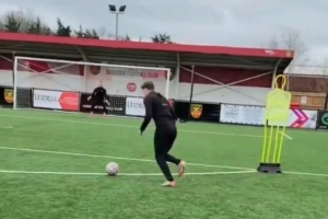 记者：穆德里克并没有随半职业球队训练，他只是租用了场地 配图