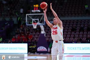 今天不仅能防！朱俊龙半场15分钟 三分3中2拿到8分2助攻 配图