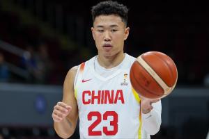 解说：贺希宁时间可以再拉长一些 焦泊乔抢下篮板后太急了 配图