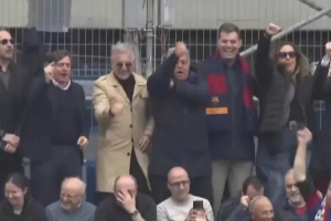 拉波尔塔：竖中指庆祝是太兴奋无意冒犯任何人 国王杯有能力逆转 配图