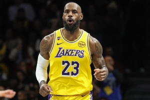 詹姆斯近14场对阵勇士场均31.6分8.7板10助 命中率52%/46.3%/81% 配图