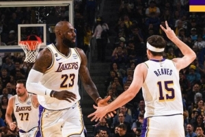 三巨头同时入镜!湖人发布赢球海报:老詹小里击掌瞬间成为封面 配图