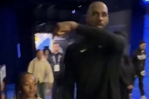 詹姆斯赛后牵着女儿的手离场:这就是我的小福星 1胜0负! 配图