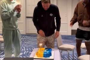 蛋糕惊喜+全队合唱！湖人众将为东契奇庆生 詹姆斯变身“领唱员” 配图