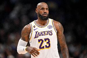 首节的暴扣还是那个味！詹姆斯半场14分钟拿到7分3助2断 配图