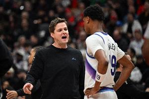 不等末节了？爵士次节18-38净负鹈鹕20分 半场落后25分 配图