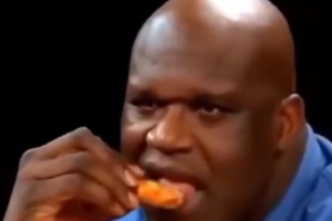 奥尼尔回忆吃辣鸡翅瞬间：那鸡翅真是变态辣 我的大便都是辣的 配图