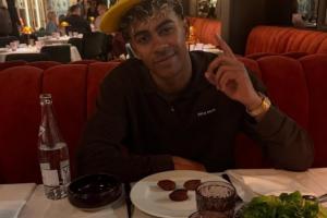 开斋！亚马尔斩获生涯首帽后晒晚餐，餐盘里是三颗椰枣 配图