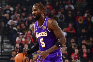 做好自己的事情!艾顿上半场5中5得到10分3板2助2断 配图