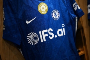记者：本赛季，切尔西球衣胸前广告赞助商IFS赞助费远超1500万镑 配图