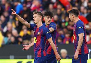 奥尔莫:我和费尔明非常合拍 亚马尔潜力无限我们将全力支持他 配图