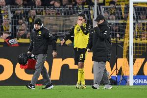 遭遇重伤!埃姆雷·詹赛后长时间呆坐车内,队友纷纷拥抱安慰 配图