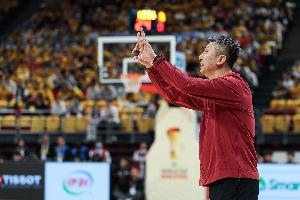 记者:赛后篮协主席、郭士强、赵睿都哭了 男篮压力确实很大 配图