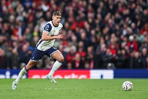 卡斯卡里诺:范德芬在热刺最需要他时状态不佳,他要向范戴克学习 配图