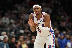 18投仅4中!马克西上半场手感冰凉连连打铁得到13分3助攻 配图