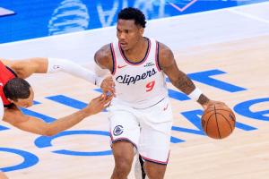 歪打正着！马瑟林持球强攻 双方拼抢中将球点进篮筐 配图