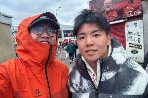 徐彬现场观战曼联！球迷晒合照：徐彬向偶像卡塞米罗取经学习 配图