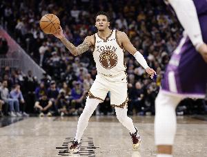 勇士官方:理查德右脚踝扭伤 提前退出与湖人的比赛 配图