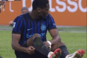 意媒:博尼因右小腿不适被换下,离场后敷上冰袋并将进一步检查 配图