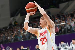 神兵天降！朱俊龙前3场世预赛三分合计7中1 本场三分6中5 配图