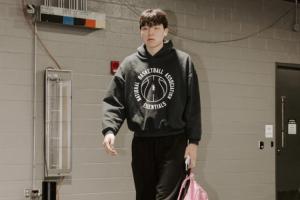 今天有没有机会？开拓者晒入场照 杨瀚森依旧拿着粉色小书包 配图