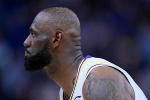 状态出色！詹姆斯13中7拿下22分7板9助1断 正负值+26并列最高 配图