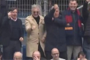 世体:巴萨球迷高唱不跳就是马德里人,拉波尔塔再次做出争议手势 配图