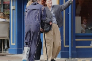 赛季报销，太阳报：格拉利什穿保护靴外出，与球迷热情合影 配图