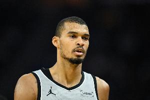 7中1!文班:球队打得有些畏手畏脚 我在三分出手选择上尤为犹豫 配图