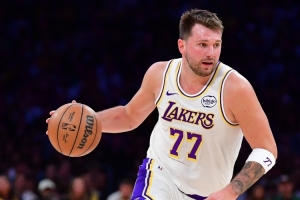 三喜临门！东契奇生日夜17中9得26分6板8助1断1帽 第三节16分 配图